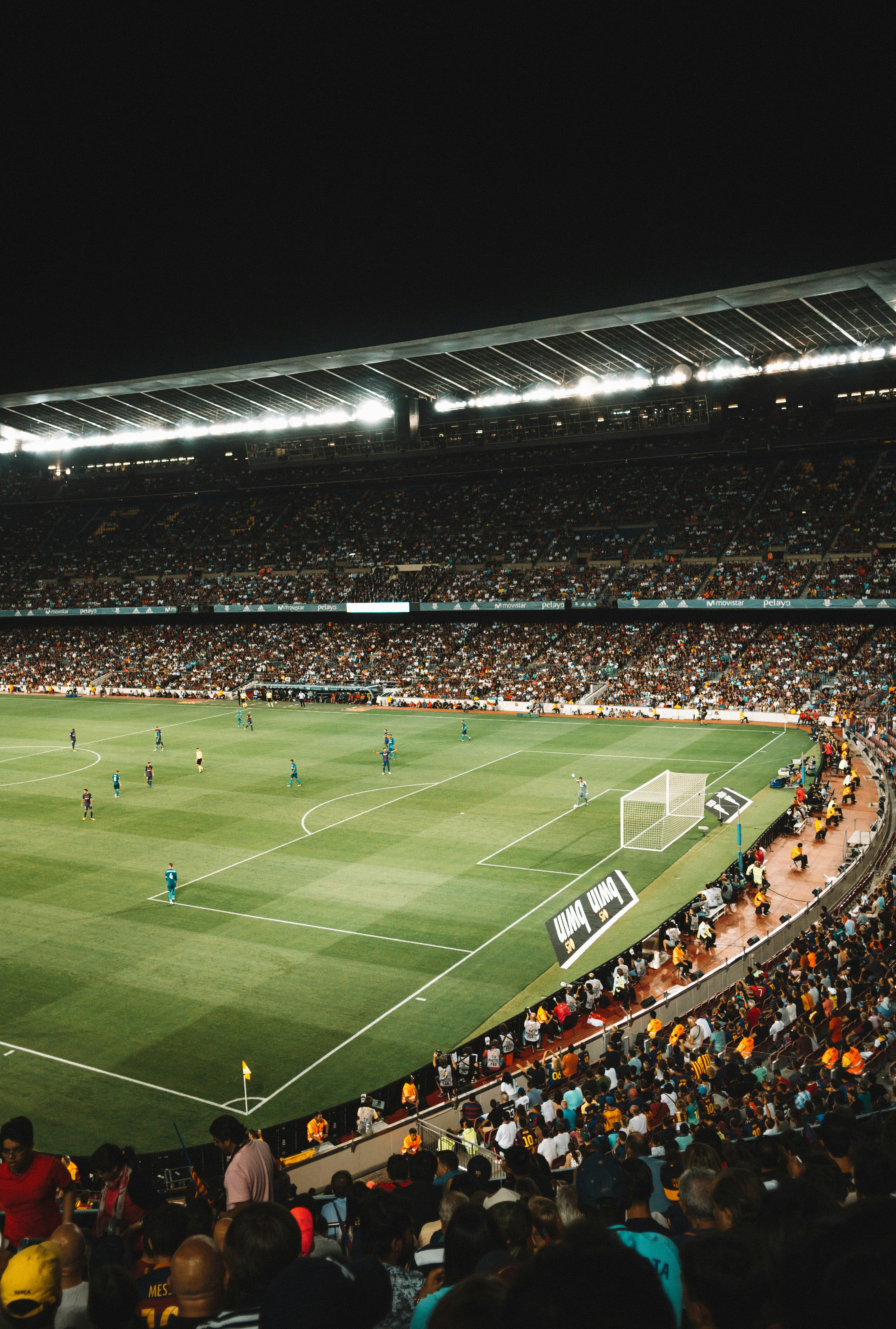 Estadio europeo lleno durante un partido nocturno
